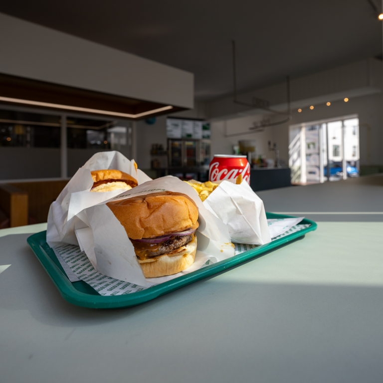 Glat akustikloft i burgerbar hos Gasoline Grill på Strandvejen i Hellerup – Hz Basic 007 og Hz Akustikpuds 03