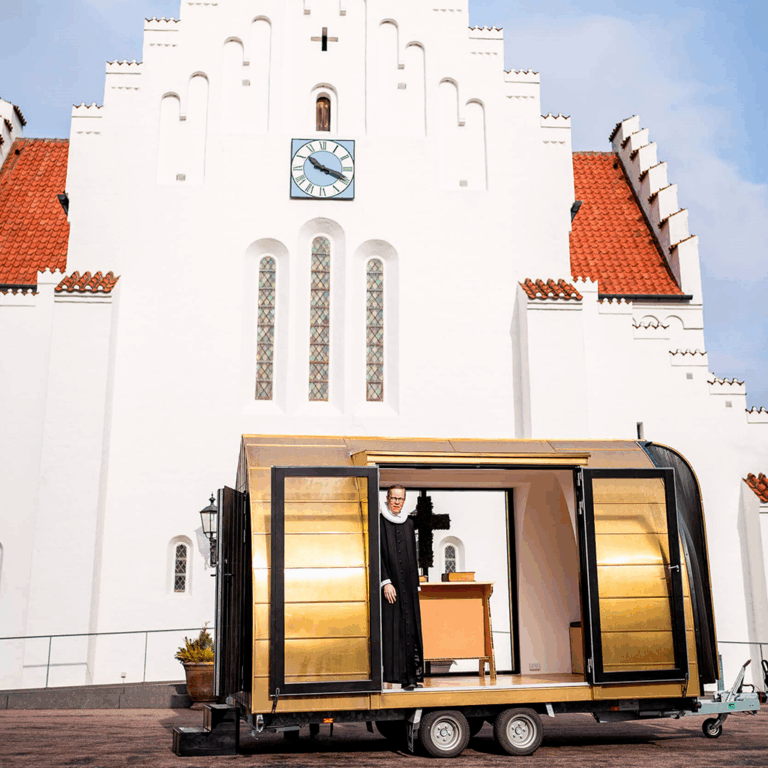 Glat akustikloft og vægge med buede former i mobil kirke i Aarhus – Hz Flex 017 og Hz Akustikpuds 03