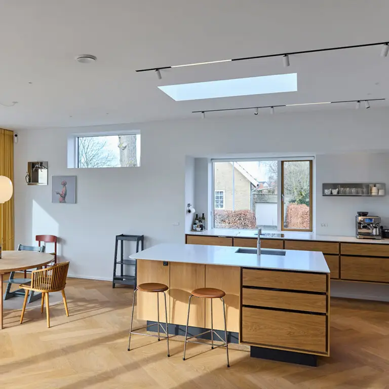 Glat gips akustikloft med indpudsede spots i privat villa i Viby ved Aarhus – Hz Plus og Hz Akustikpuds 03