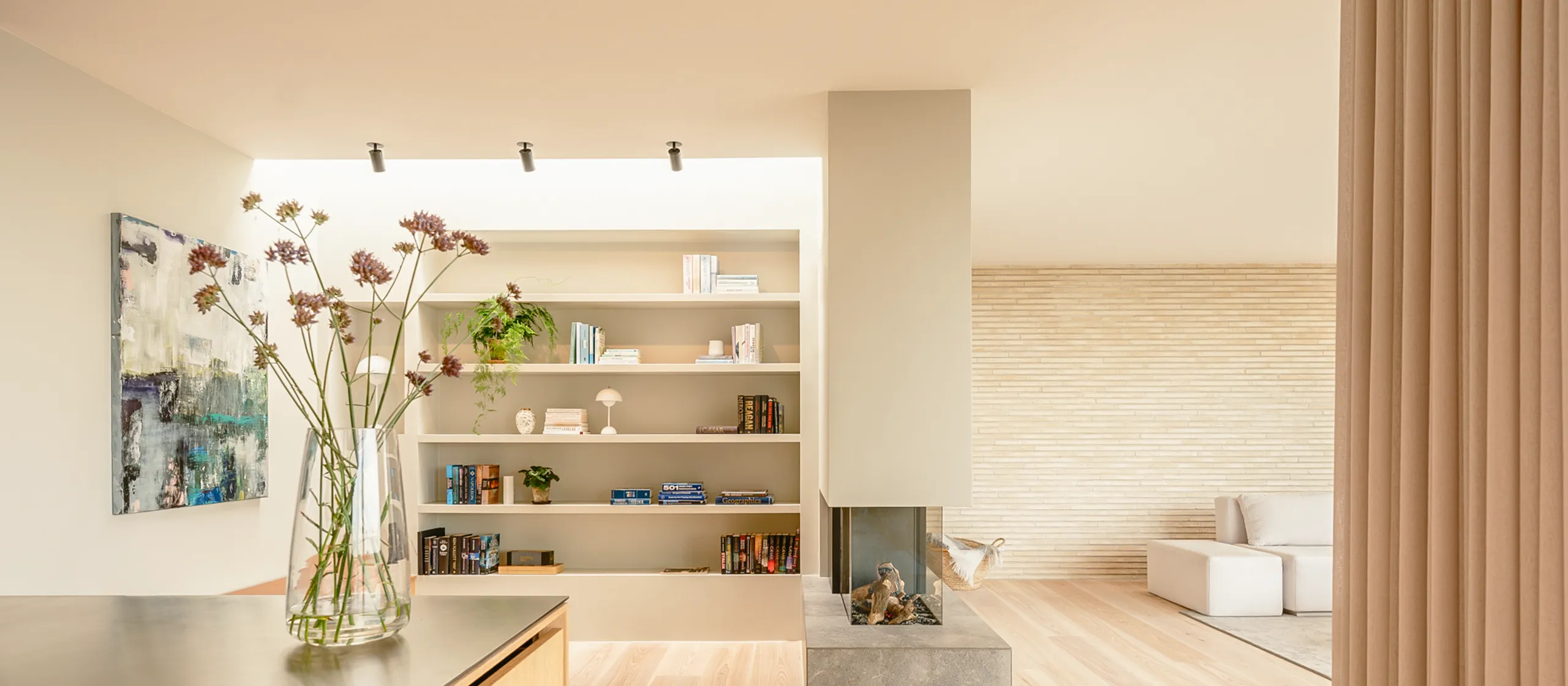 Glat akustikloft uden synlige fuger i nybygget arkitekt villa