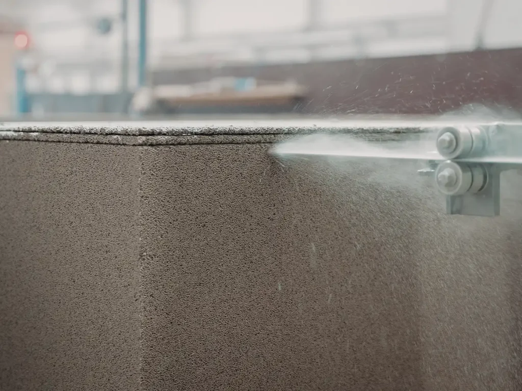 Blok af glasgranulat saves til plader i produktionen hos Hz Acoustic i Frederikshavn