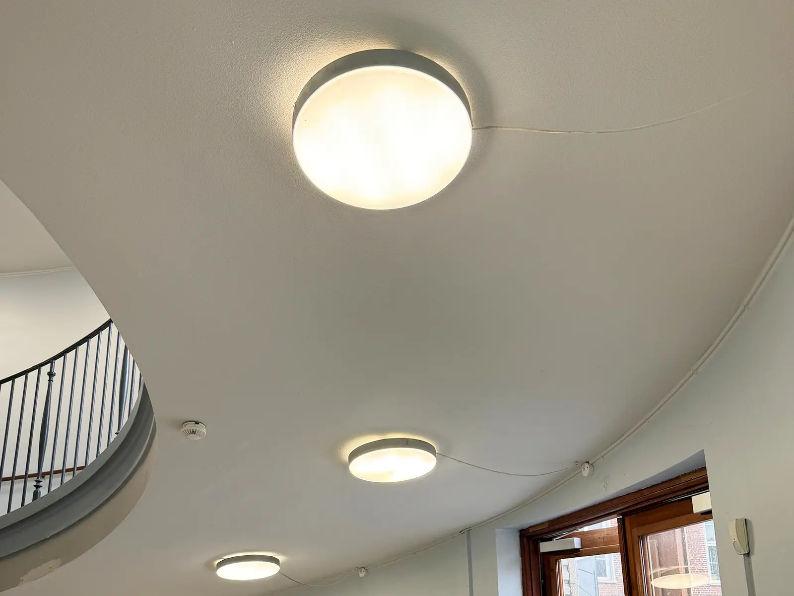 Akustikpudsloft med ensartet overflade efter renovering – Hz Renovare med Hz Akustikpuds C