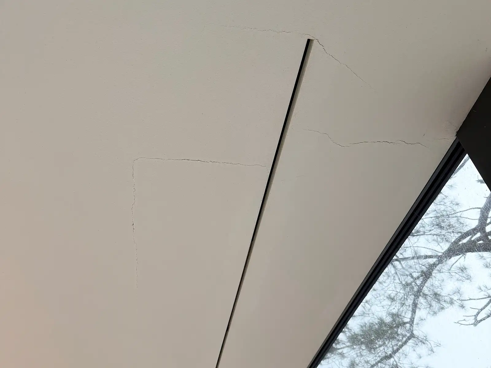 Akustikpudsloft fra anden producent før renovering i privat villa – Hz Renovare