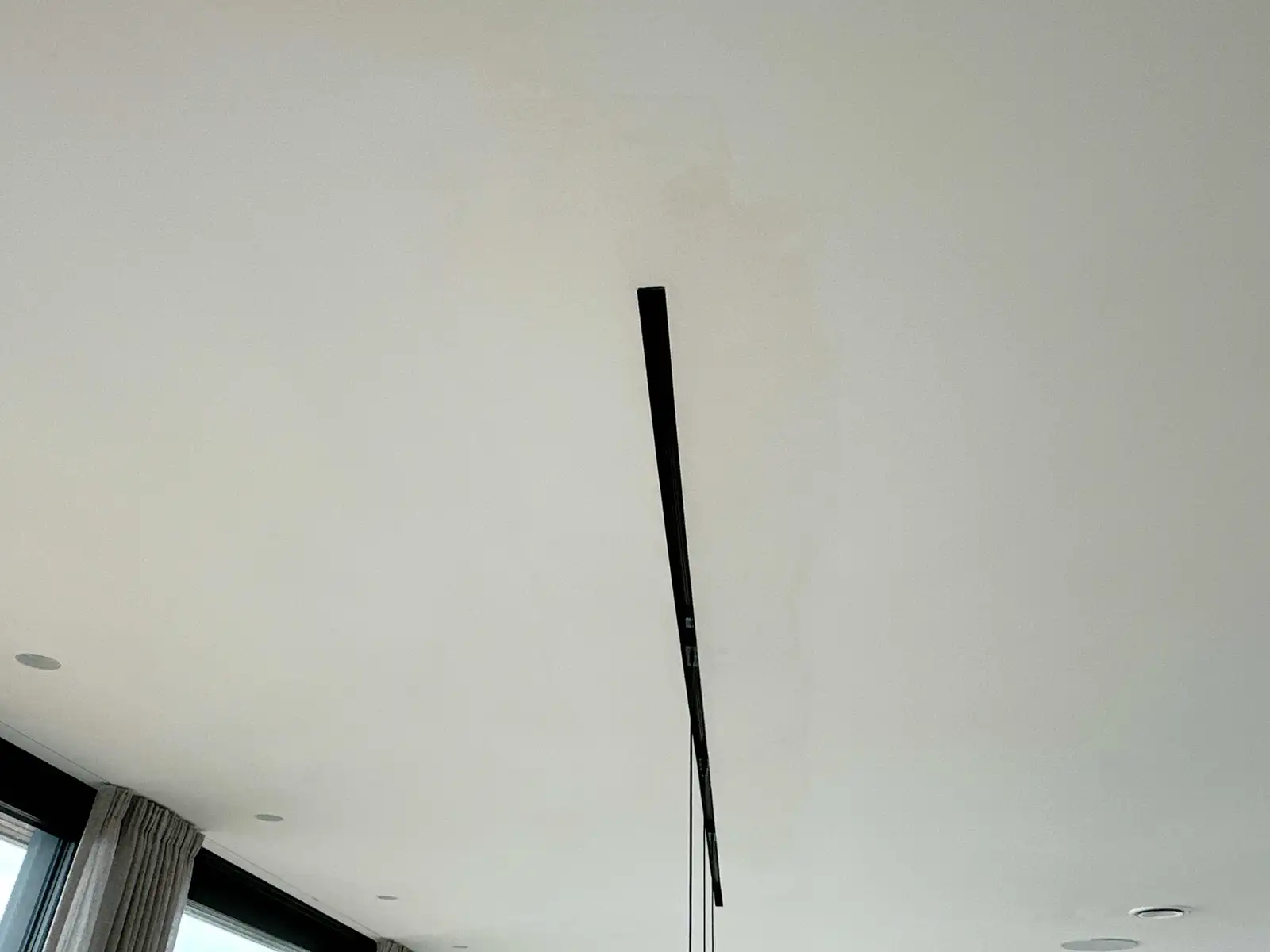 Akustikpudsloft fra anden producent før renovering i privat villa i Rungsted – Hz Renovare