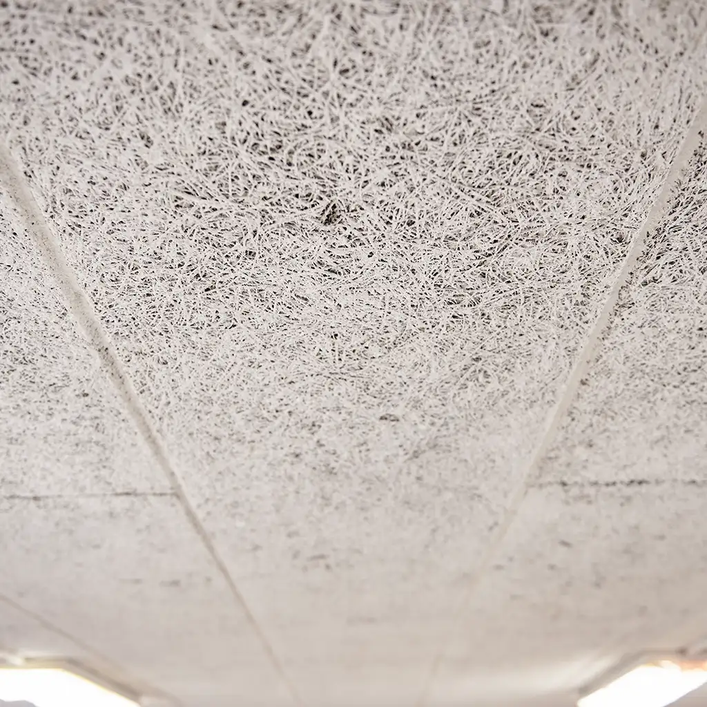Træbetonloft fornyet med Hz Akustikpuds 09 i kontor på Borrevejlecentret i Kirke Såby – Hz Renovare